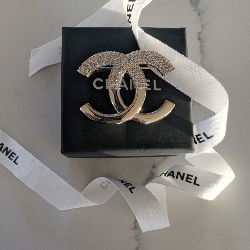 🤍CHANEL Gold & Crystal Brooch -like New